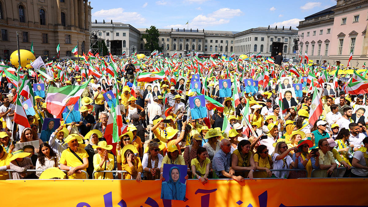 Los iraníes protestan un día después de la primera vuelta de las elecciones presidenciales en Irán, en Berlín, Alemania, el 29 de junio de 2024 - REUTERS/NADJA WOHLLEBEN