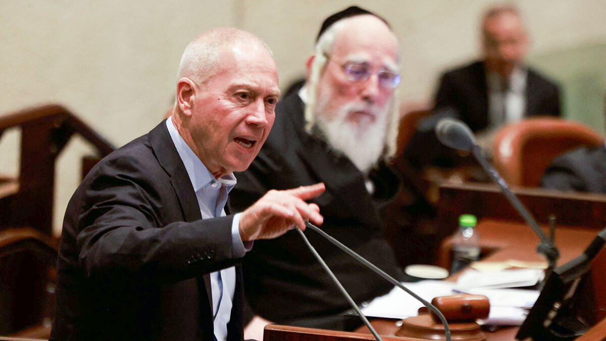 <p>El ministro de Defensa de Israel, Yoav Galant, durante una reunión del Parlamento (Knesset) en Jerusalén - AFP/MENAHEM KAHANA </p>