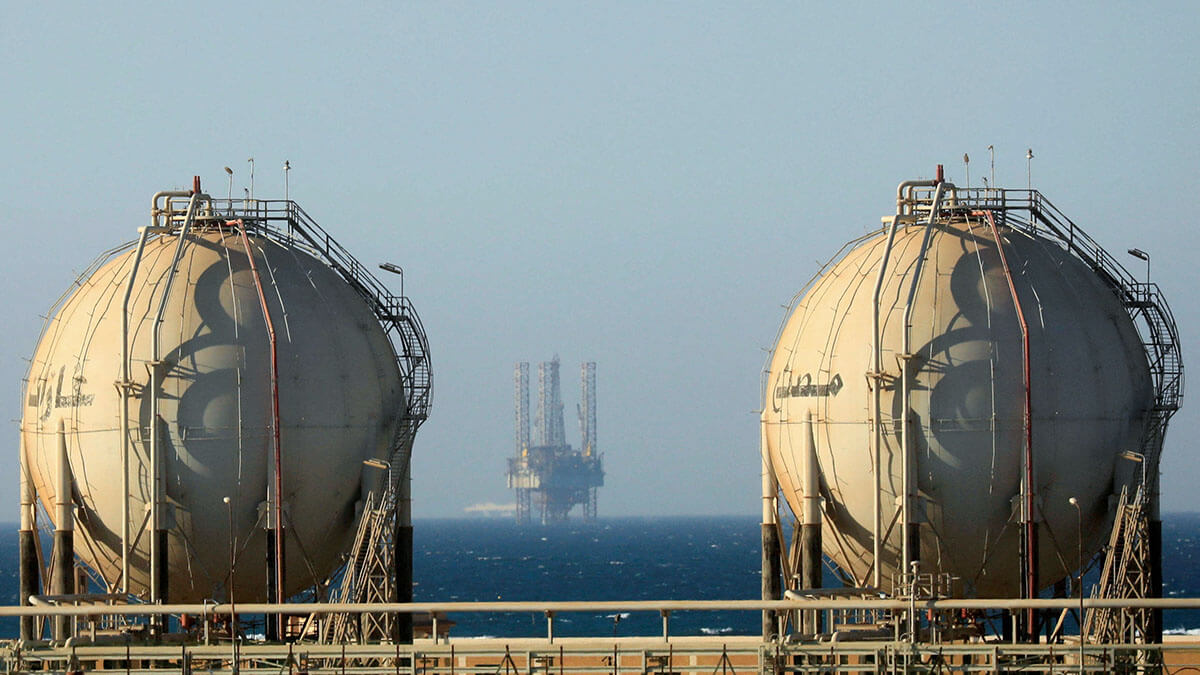 Tanques de gas de una planta cerca del Golfo de Suez en la carretera del desierto a las afueras de El Cairo<strong> - REUTERS/AMR ABDLLAH DALSH</strong>