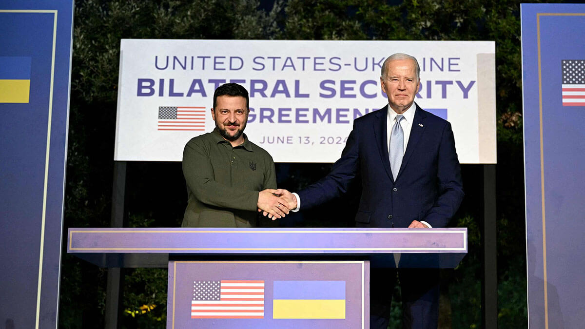 El presidente de Estados Unidos, Joe Biden, y el presidente de Ucrania, Volodymyr Zelensky, en el marco de la Cumbre del G7 organizada por Italia - AFP/MANDEL NGAN