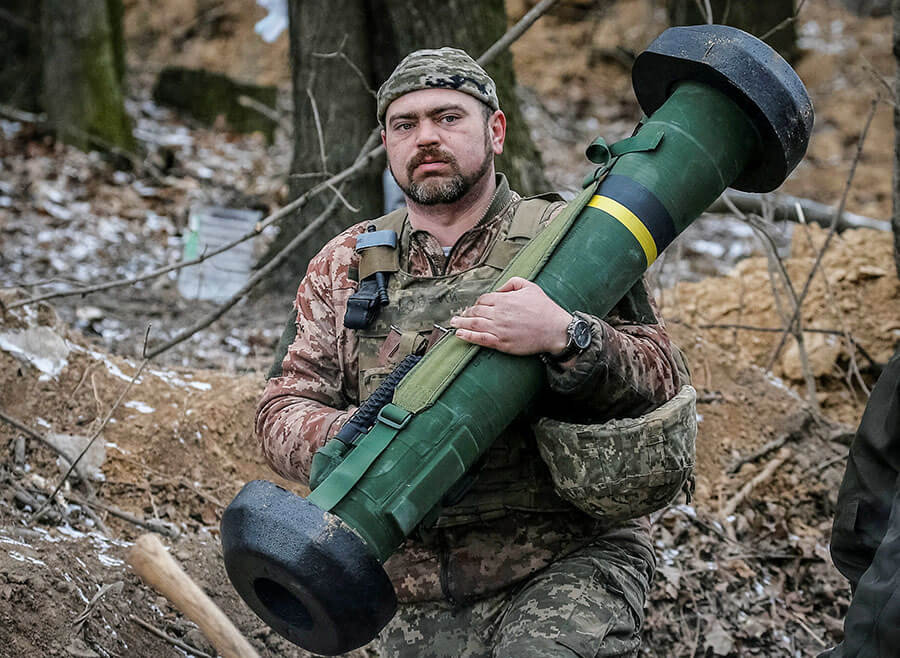 Un militar ucraniano sostiene un sistema de misiles Javelin en una posición en la línea del frente en la región norte de Kiev - REUTERS/GLEB GARANICH
