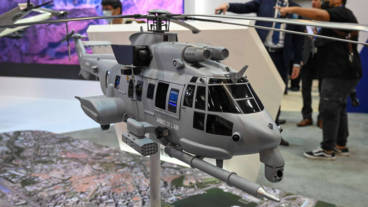 Un modelo en miniatura de un helicóptero multifunción Airbus H225M - AFP/ROSLAN RAHMAN