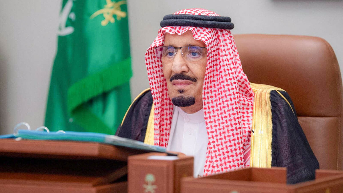 El rey saudí Salman bin Abdulaziz presidió una reunión virtual del gabinete desde su oficina en Yeddah, Arabia Saudita, el 28 de mayo de 2024 - AGENCIA DE PRENSA SAUDI via REUTERS