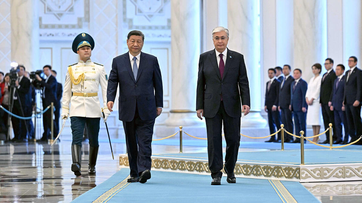 <p>El presidente de Kazajstán, Kassym-Jomart Tokayev, y el presidente de China, Xi Jinping, participan en una ceremonia de bienvenida antes de sus conversaciones en Astana, Kazajstán, el 3 de julio de 2024 - PHOTO/Servicio de Prensa del Presidente de Kazajstán via REUTERS </p>