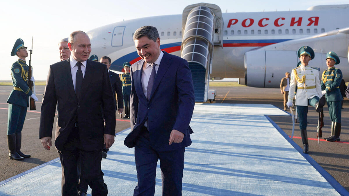 <p>El presidente ruso, Vladimir Putin, es recibido por el primer ministro kazajo, Olzhas Bektenov, durante una ceremonia de bienvenida a su llegada a un aeropuerto en Astaná, Kazajstán, el 3 de julio de 2024 - SPUTNIK/GAVRILL GRIGOROV via REUTERS </p>