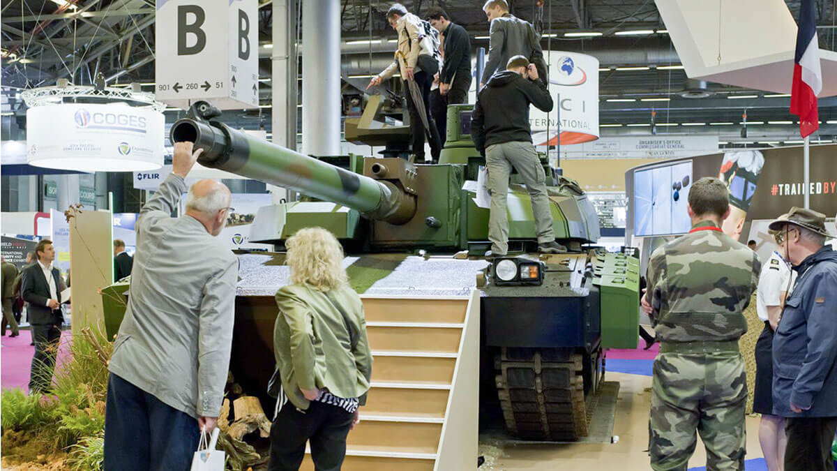 La UE afronta riesgos geopolíticos muy serios relacionados con la seguridad y la defensa y la sociedad civil española y europea son conscientes que hay un antes y un después en su percepción de la industria de defensa - PHOTO/Eurosatory