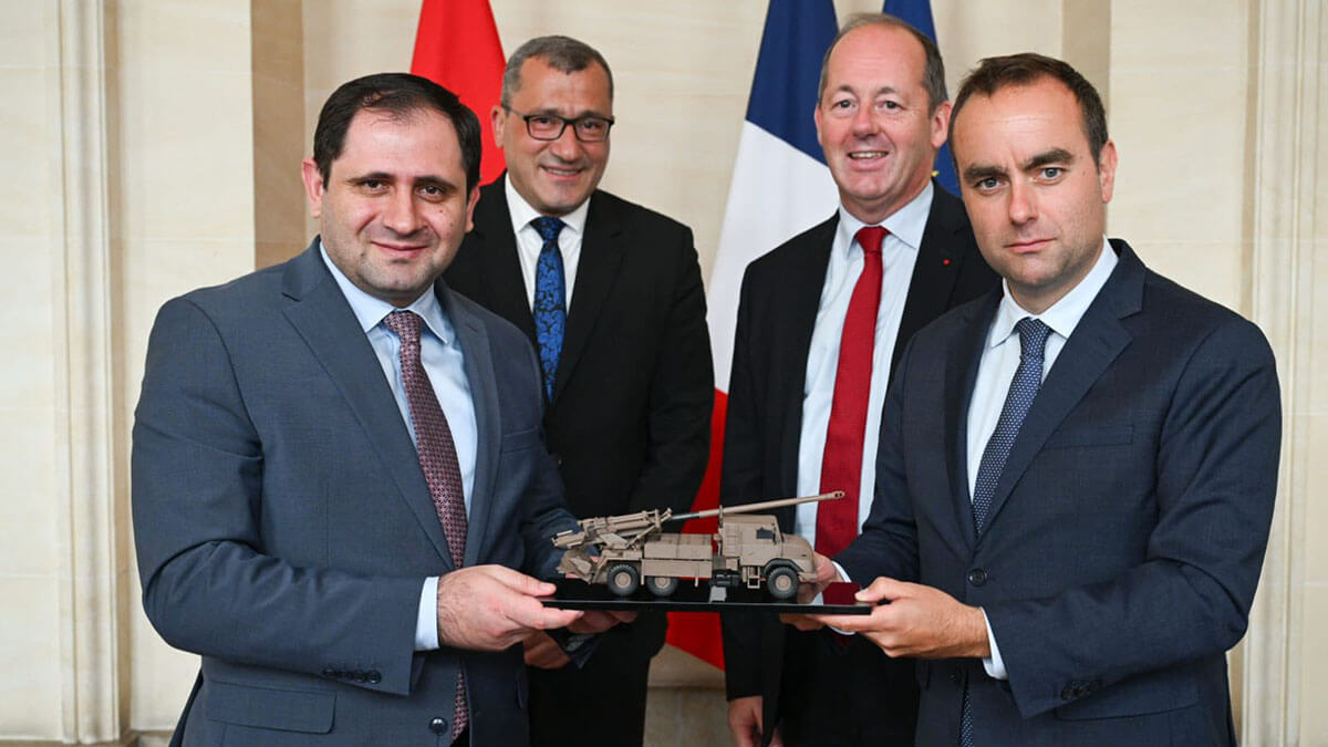 El ministro de Defensa de Francia, Sebastien Lecornu, con su homónimo de Georgia, al que ha vendido hace pocas semanas sistemas de artillería Caesar - PHOTO/Ministere des Armées