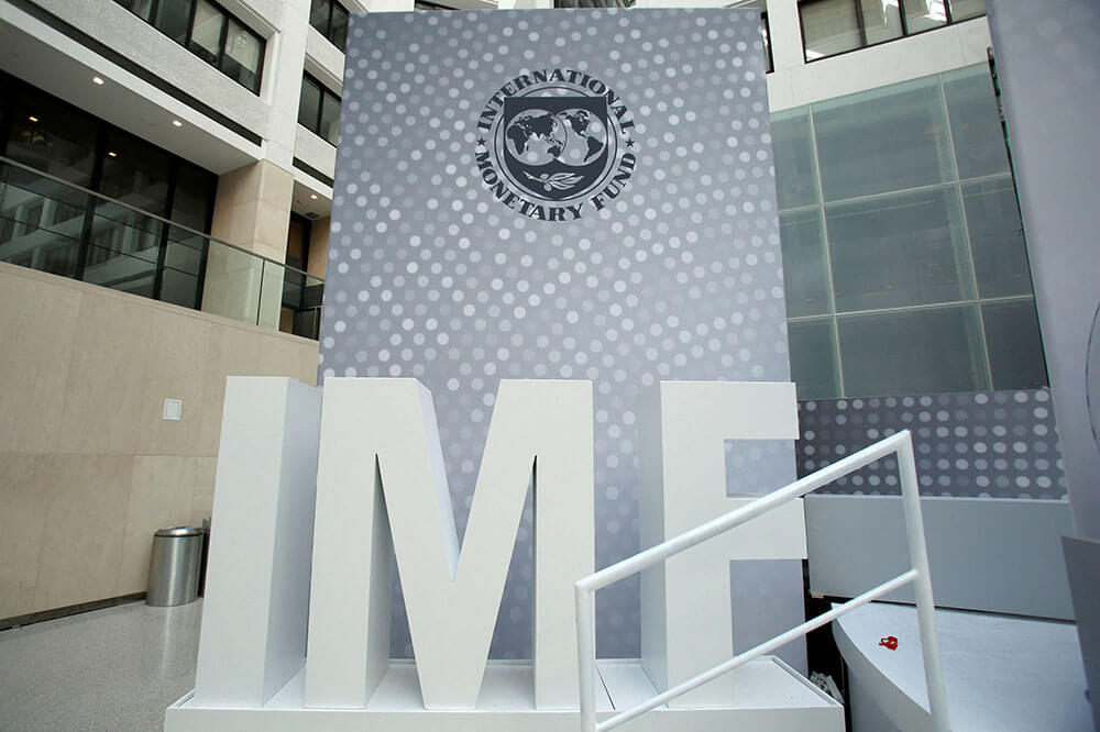 El logo del Fondo Monetario Internacional se ve dentro de la sede al final de las reuniones anuales del FMI/Banco Mundial en Washington - REUTERS/YURI GRIPAS