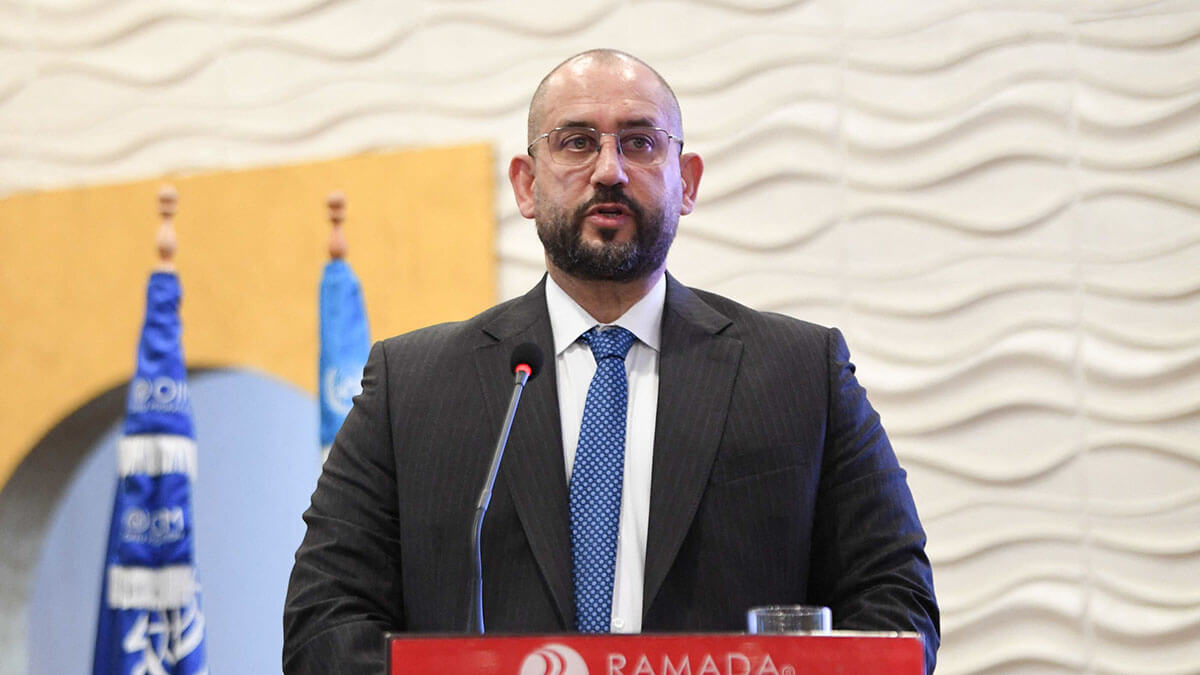 El Director Regional de la Organización Internacional para las Migraciones (OIM) para Oriente Medio y el Norte de África, Othman Belbeisi, durante el Foro Árabe para frenar el tráfico de migrantes y promover vías de migración seguras y regulares en Túnez el 21 de mayo de 2024 - AFP/ FETHI BELAID