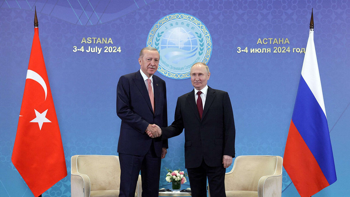 El presidente de Rusia, Vladimir Putin, se reúne con el presidente de Turquía, Recep Tayyip Erdogan, al margen de la cumbre de líderes de los estados miembros de la Organización de Cooperación de Shanghái (OCS) en Astaná el 3 de julio de 2024 - AFP/GAVRIIL GRIGOROV