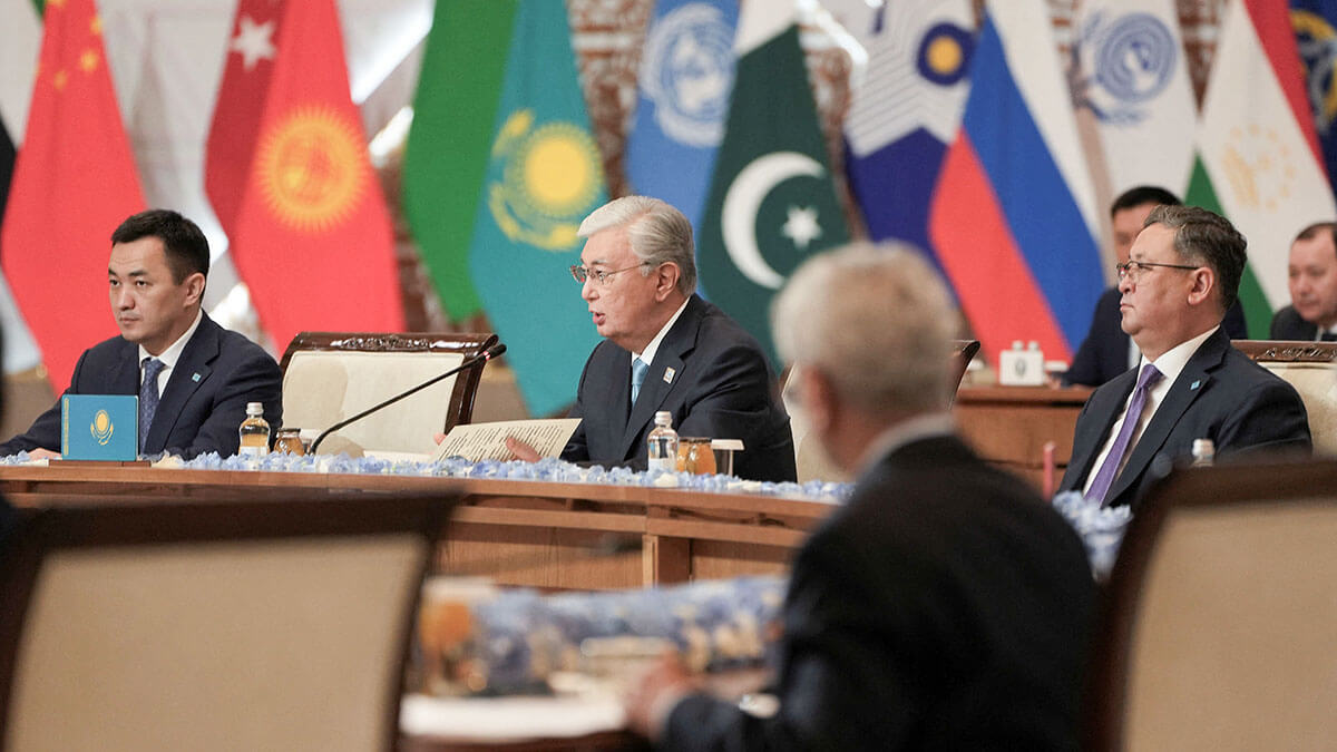 El presidente kazajo, Kassym-Jomart Tokayev, pronuncia un discurso en la cumbre de la Organización de Cooperación de Shanghái (OCS) en Astaná, Kazajstán, el 4 de julio de 2024 - REUTERS/TURAR KAZANGAPOV