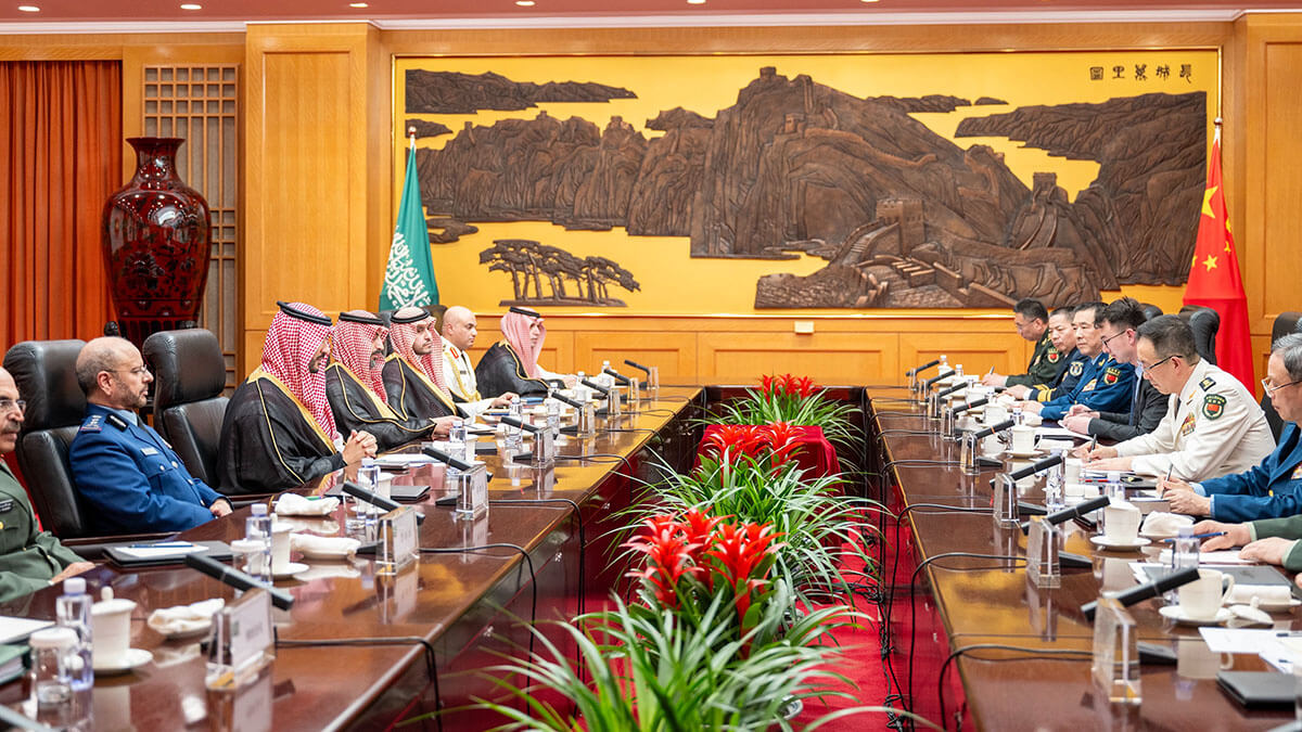 <p>El ministro de defensa nacional de China, almirante Dong Jun, se reúne con el ministro de defensa de Arabia Saudí Khalid bin Salman - PHOTO/@kbsalsaud</p>