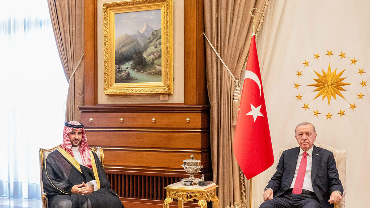 <p>El príncipe Khalid bin Salman, ministro de Defensa de Arabia Saudí, se reune con Recep Tayyip Erdogan - PHOTO/@kbsalsaud</p>