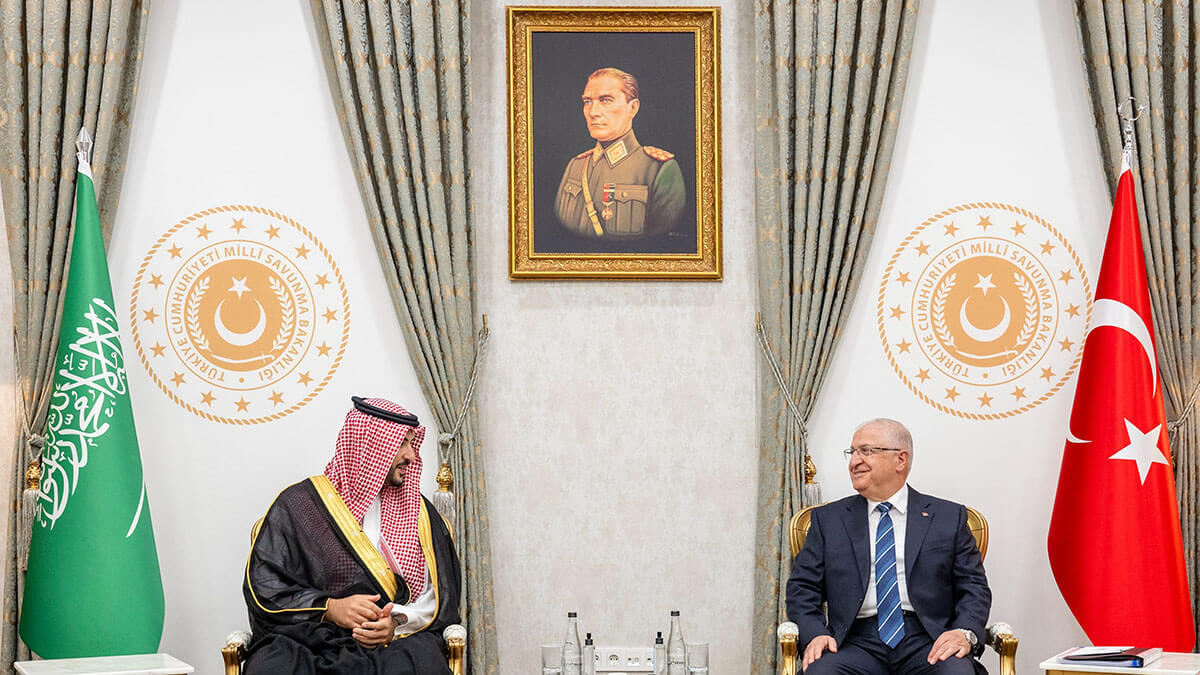 <p>El ministro de defensa nacional de Turquía, Yaşar Güler, se reúne con el ministro de defensa de Arabia Saudí Khalid bin Salman<strong> - PHOTO/@kbsalsaud</strong></p>