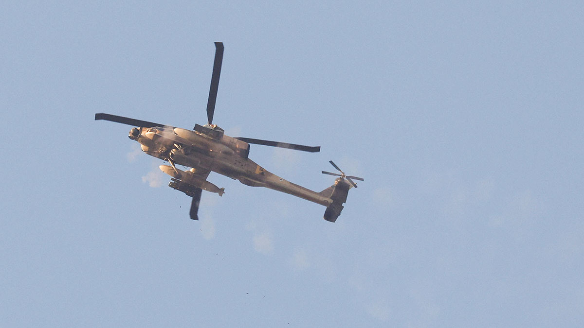Un helicóptero Apache israelí cerca de la frontera entre Israel y Gaza - REUTERS/AMIR COHEN