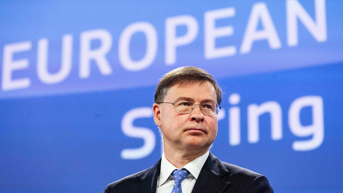 <p>Valdis Dombrovskis, se dirige a la conferencia de prensa de la Comisión Europea - AFP/NICOLAS LANDEMARD </p>