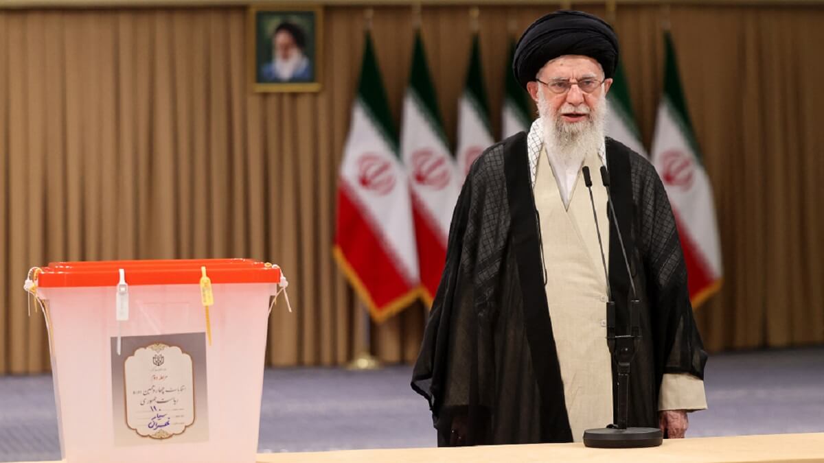 El líder supremo de Irán, el ayatolá Alí Jamenei, habla tras depositar su voto durante la segunda vuelta de las elecciones presidenciales en Teherán, el 5 de julio de 2024 – PHOTO/ATTA KENARE/AFP