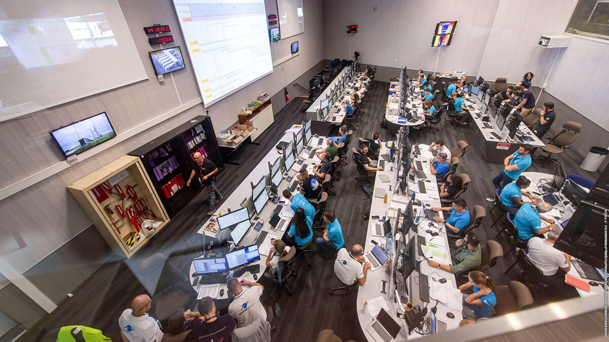 El director de vuelo y los técnicos del Centro de Control Júpiter 2 de Kourou están entrenados para supervisar los parámetros de la primera y critica misión del nuevo cohete de la ESA - PHOTO/ESA-CNES-Arianespace-ArianeGroup-P.Piron