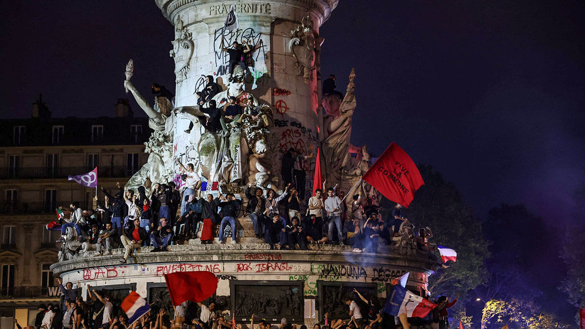 <p>Una alianza informal de partidos de izquierda franceses reunidos para elecciones anticipadas estaba en camino de convertirse en el mayor bloque parlamentario y vencer a la extrema derecha, según los sorprendentes resultados proyectados - AFP/EMMANUEL DUNAND </p>
