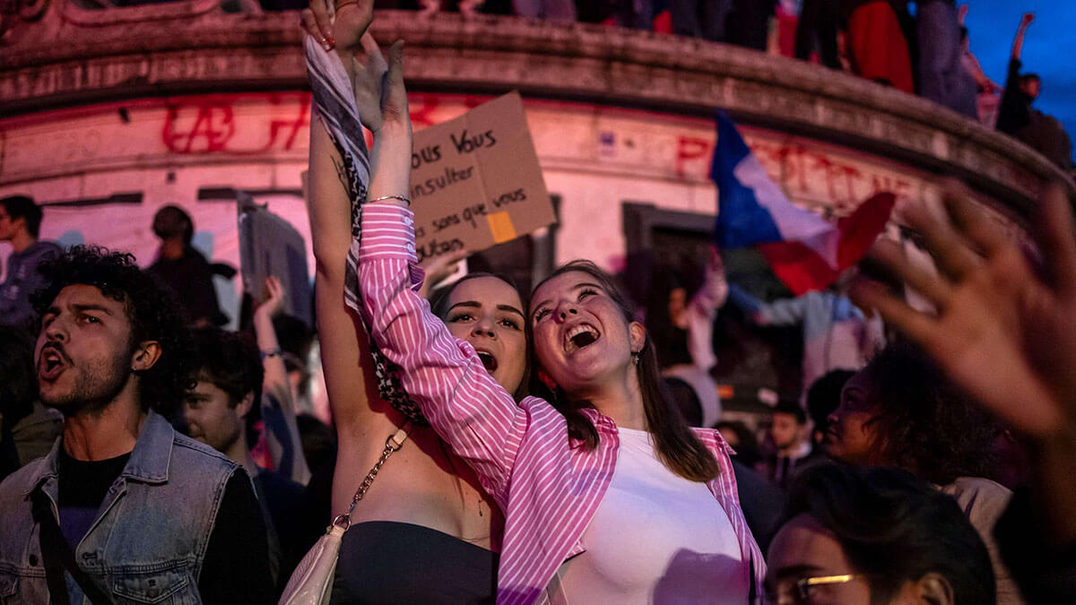 <p>La gente celebra mientras se reúne frente a la estatua de Le Triomphe de la Republique durante una manifestación en la noche de las elecciones tras los primeros resultados de la segunda vuelta de las elecciones legislativas de Francia en la Plaza de la República en París el 7 de julio de 2024 - AFP/OLYMPIA DE MAISMONT </p>