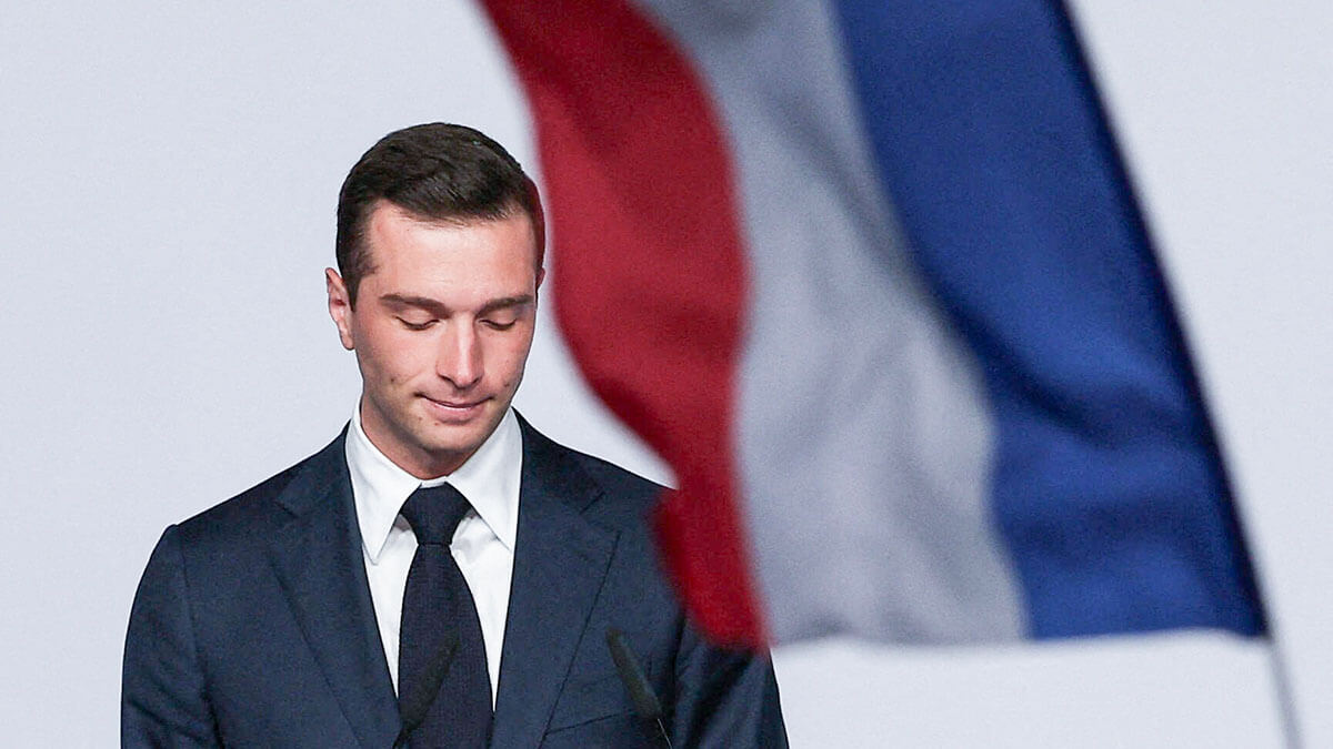 <p>Jordan Bardella, presidente del partido francés de extrema derecha Agrupamiento Nacional (RN), reacciona en el escenario después de los resultados parciales en la segunda vuelta de las elecciones parlamentarias anticipadas francesas en París, Francia, el 7 de julio de 2024 - REUTERS/KEVIN COOMBS </p>