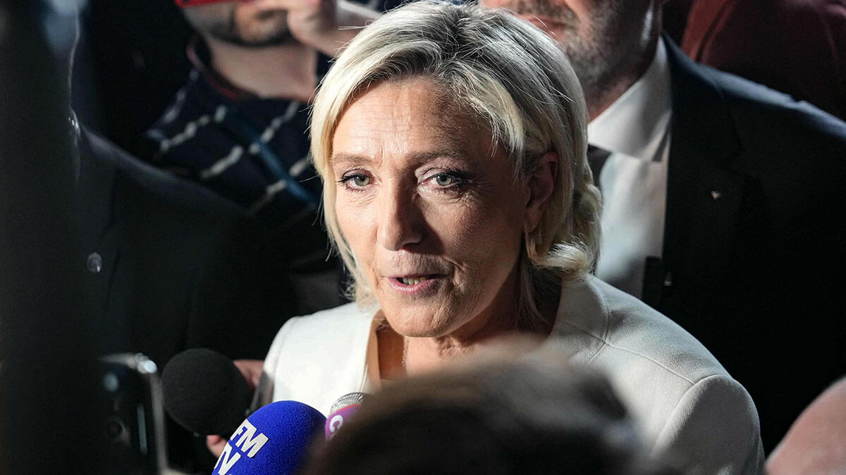 <p>La líder del partido de extrema derecha francés Rassemblement National (RN), Marine Le Pen, habla con la prensa durante la noche electoral del partido tras los primeros resultados de la segunda vuelta de las elecciones legislativas de Francia en París el 7 de julio de 2024 - AFP/DIMITAR DILKOFF </p>