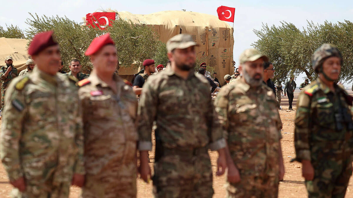 <p>Combatientes sirios respaldados por Turquía participan en un entrenamiento militar cerca de la ciudad de Marea, en la parte norte de la provincia siria de Alepo, controlada por los rebeldes, el 29 de agosto de 2023 - AFP/ OMAR HAJ KADOUR</p>