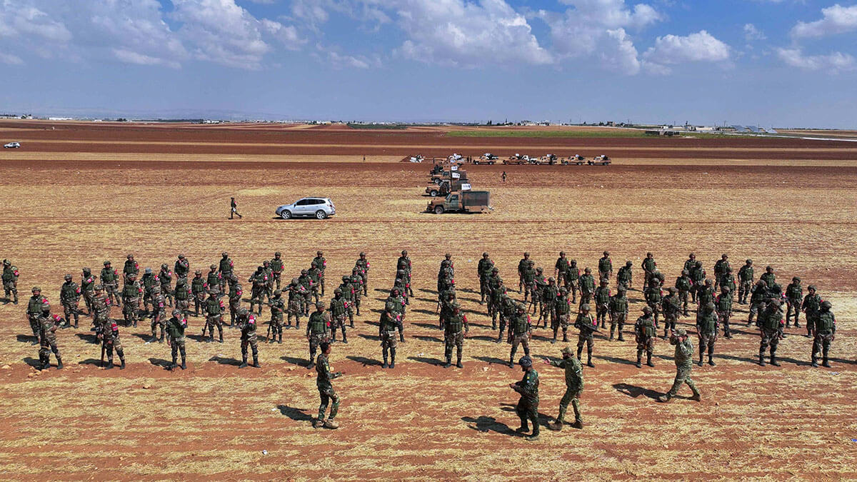 <p>Una vista aérea muestra a combatientes sirios respaldados por Turquía participando en un entrenamiento militar cerca de la ciudad de Marea, en la parte norte de la provincia siria de Alepo controlada por los rebeldes, el 29 de agosto de 2023 - AFP/ OMAR HAJ KADOUR</p>