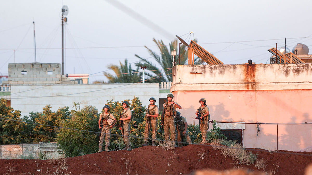<p>Soldados del ejército turco hacen guardia en un puesto de observación mientras manifestantes sirios se reúnen cerca de Ibbin Samaan, en la parte occidental de la provincia de Alepo, en el norte de Siria, el 1 de julio de 2024 - AFP/ AAREF WATAD</p>
