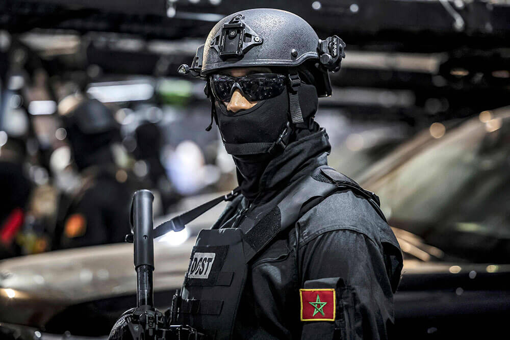 <p>Un miembro de las fuerzas especiales de la Dirección General de Vigilancia Territorial de Marruecos (DGST) - AFP/FADEL SENNA </p>