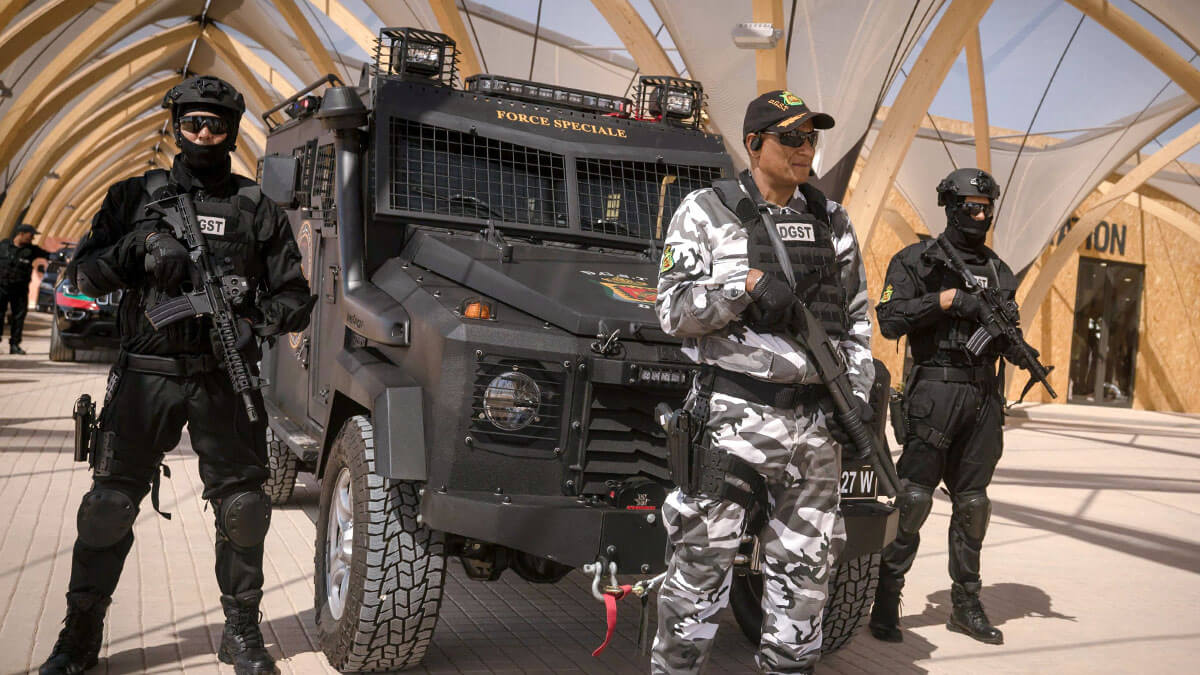 <p>Miembros de la Dirección General de Vigilancia Territorial (DGST) de Marruecos hacen guardia en la entrada del lugar donde se celebrarán las reuniones anuales de 2023 del FMI y el Banco Mundial en Marrakech el 8 de octubre de 2023 - AFP/FADEL SENNA </p>