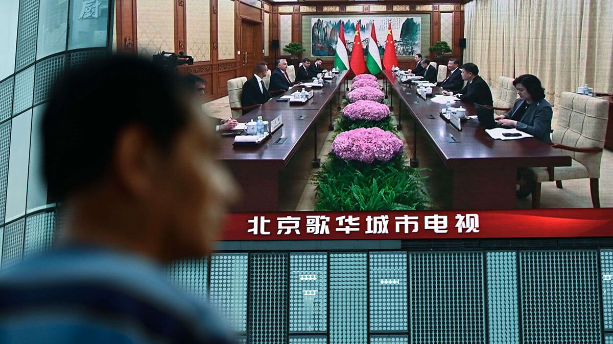 <p>El presidente chino, Xi Jinping, le dijo al primer ministro húngaro, Viktor Orban, el 8 de julio, que las potencias mundiales deberían ayudar a Rusia y Ucrania a reiniciar las negociaciones directas durante una visita a Pekín calificada de misión de paz por el líder europeo - AFP/PEDRO PARDO </p>