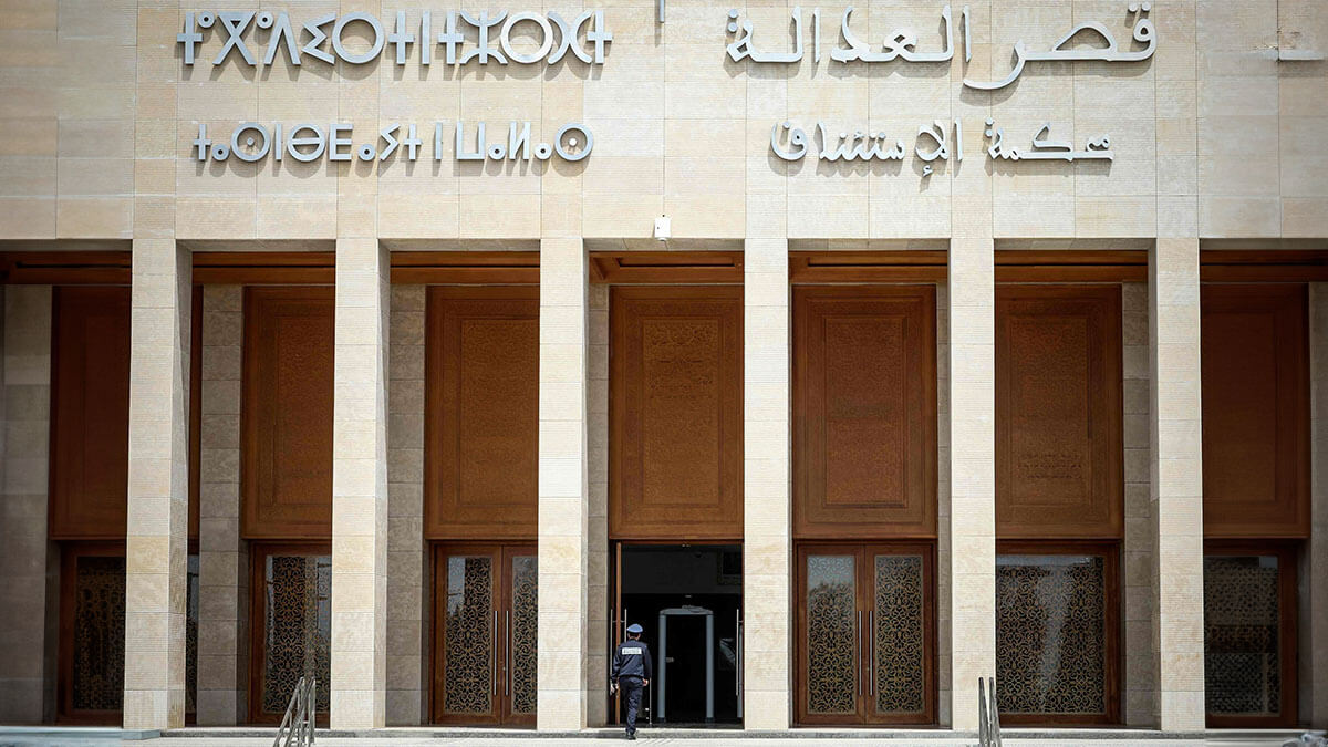Un policía marroquí entra en el tribunal de Rabat - AFP/FADEL SENNA