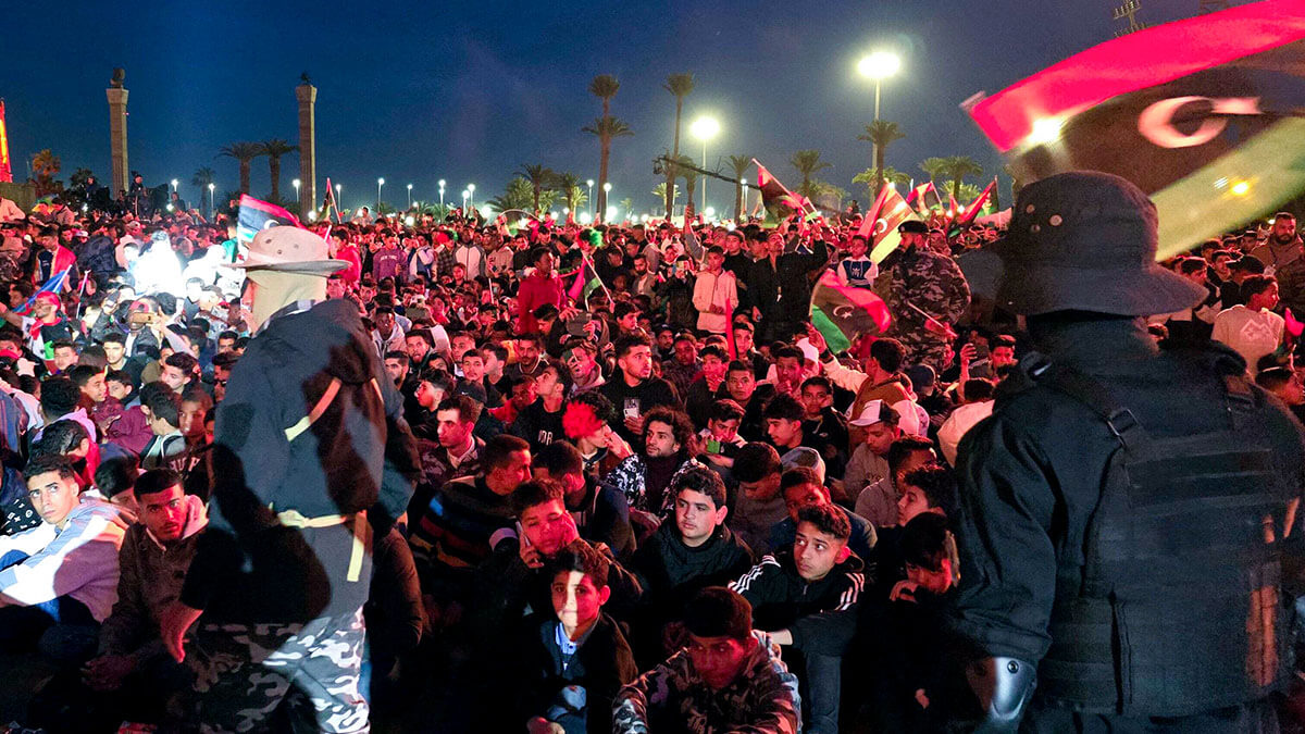 Los libios se reúnen en la Plaza de los Mártires en Trípoli a última hora del 17 de febrero de 2024 para conmemorar el 13º aniversario del levantamiento que derrocó al veterano dictador Muammar Gadafi - AFP/MAHMUD TURKIA
