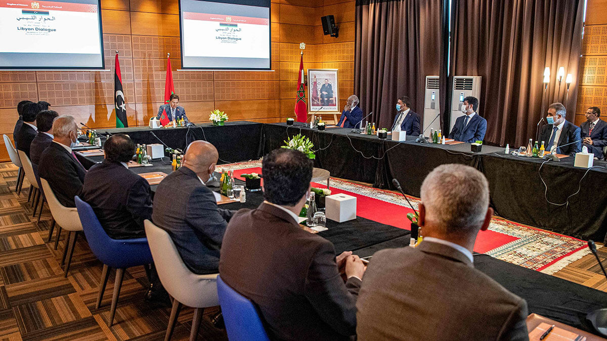 Nasser Bourita, ministro de Asuntos Exteriores y Cooperación Internacional de Marruecos, preside una reunión de representantes de las administraciones rivales de Libia en la ciudad costera de Bouznika, al sur de Rabat, el 6 de septiembre de 2020 - AFP/FADEL SENNA