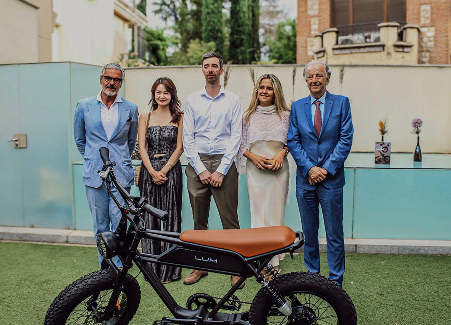 De Izq. a Dcha, David Márquez, consejero delegado de Madrid Innovation Driven Ecosystem, Joanna Shen, directora de Marketing de LUM EBIKE, James Nicholson, vicepresidente de LUM EBIKE, Laura González Escallada, fundadora y socia de NI HAO CONECTA (NHC), y Eduardo Abadía, director ejecutivo de la Asociación Española de la Franquicia (AEF)
