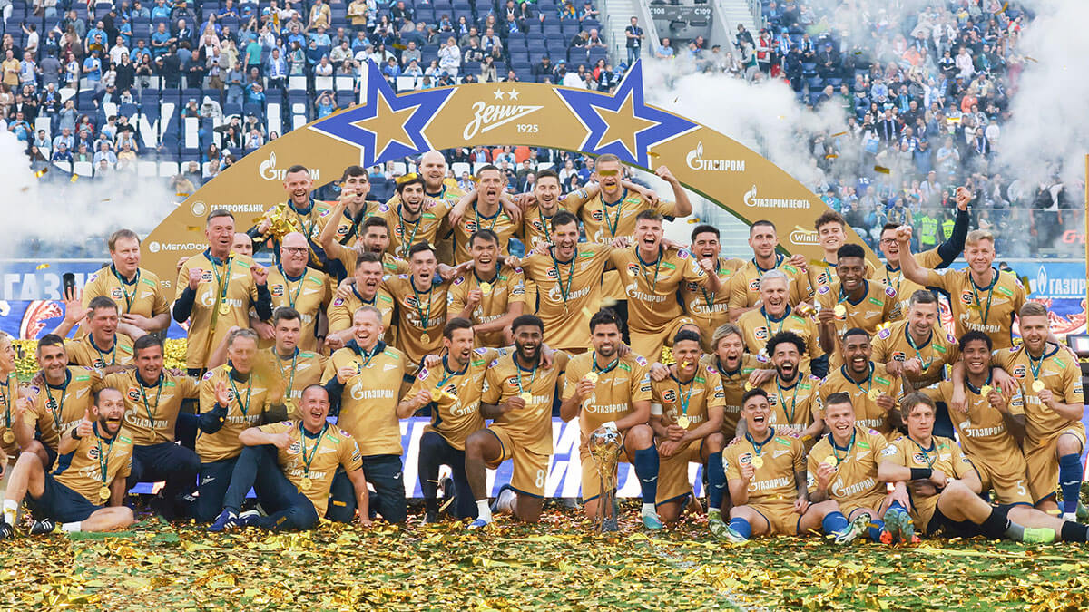 <p>Los jugadores del Zenit San Petersburgo celebran con el trofeo tras ganar la Liga Premier Rusa el 13 de mayo de 2023 - REUTERS/ANTON VAGANOV </p>
