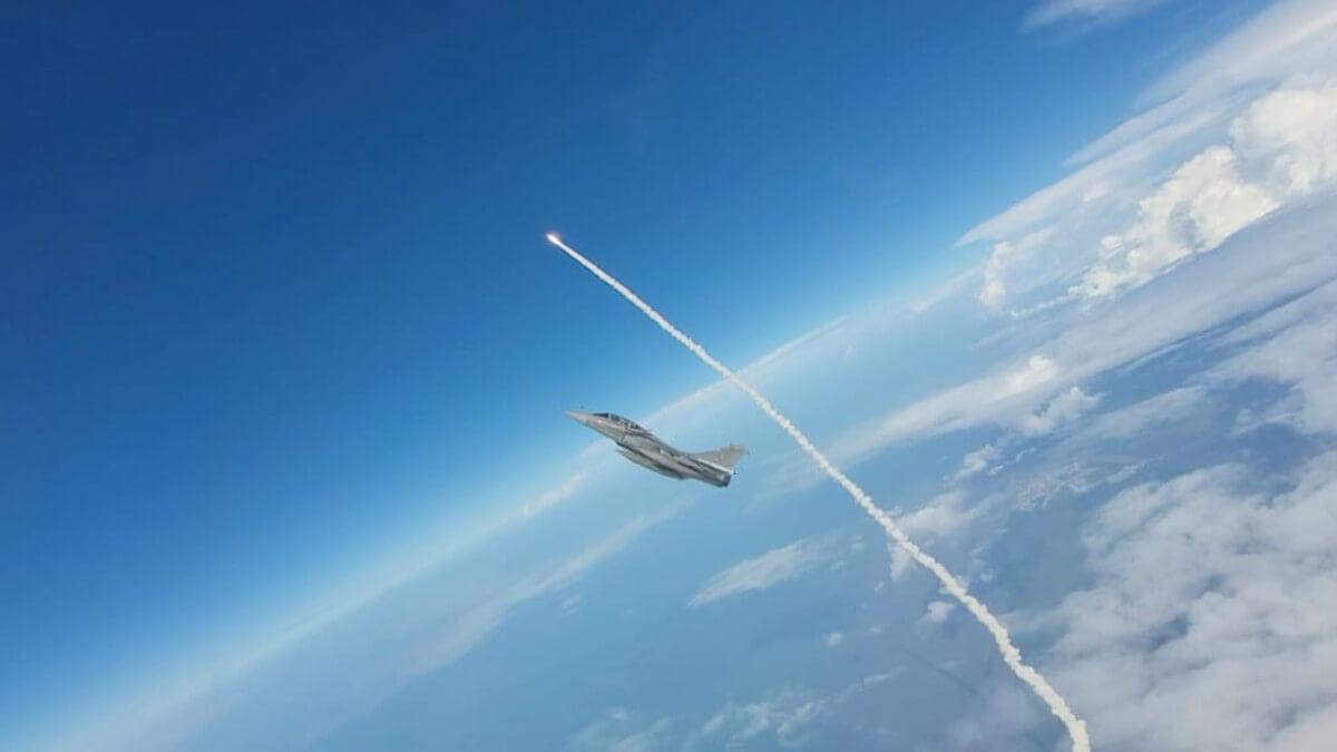 Imagen de la trayectoria inicial del Ariane 6 sobre la Guayana, acompañado a distancia por uno de los tres cazas Rafale desplegados allí por la fuerza aérea francesa para proporcionar protección aérea al despegue - PHOTO/Armée Air Espace