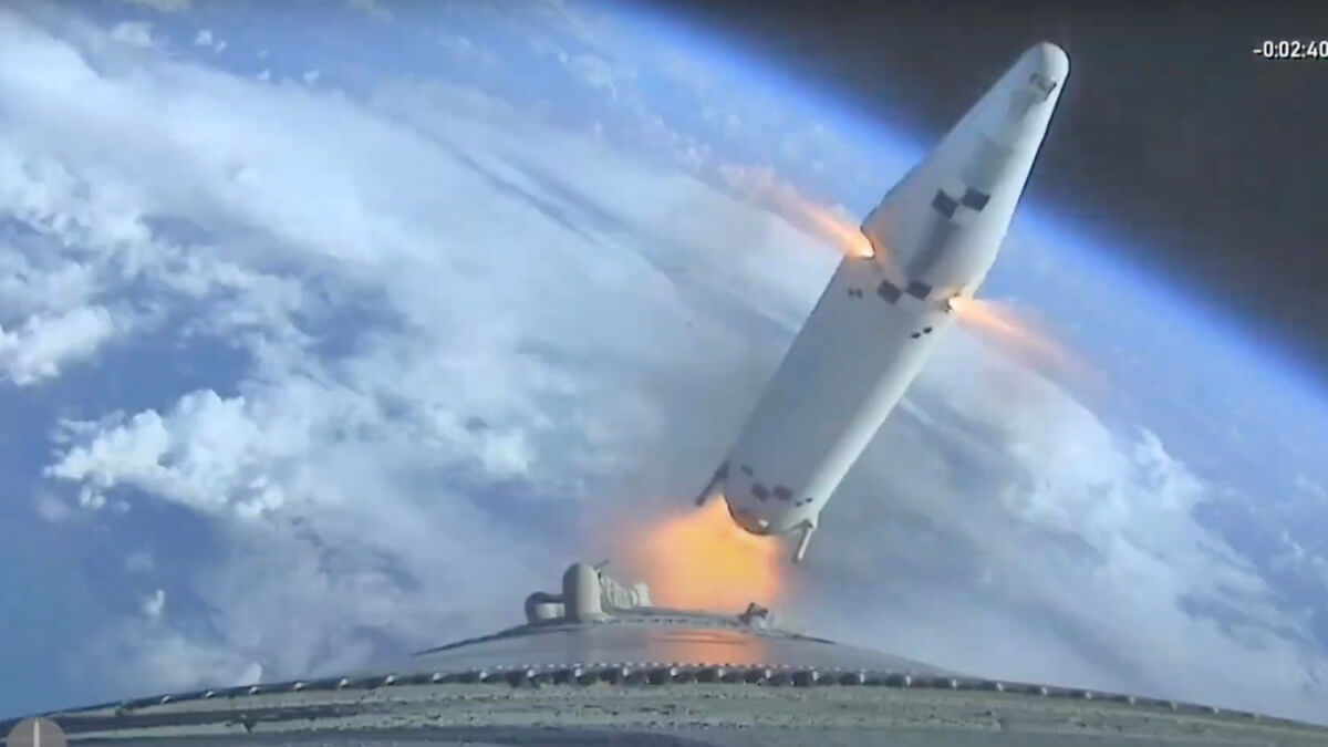 <p>Momento de la separación de uno de los dos propulsores solidos P120 que sirven para impulsar al Ariane 6. La parte superior desde las dos llamaradas es una línea de ruptura. Tal estructura superior ha sido fabricada en Getafe por Airbus - PHOTO/ESA </p>
<p> </p>