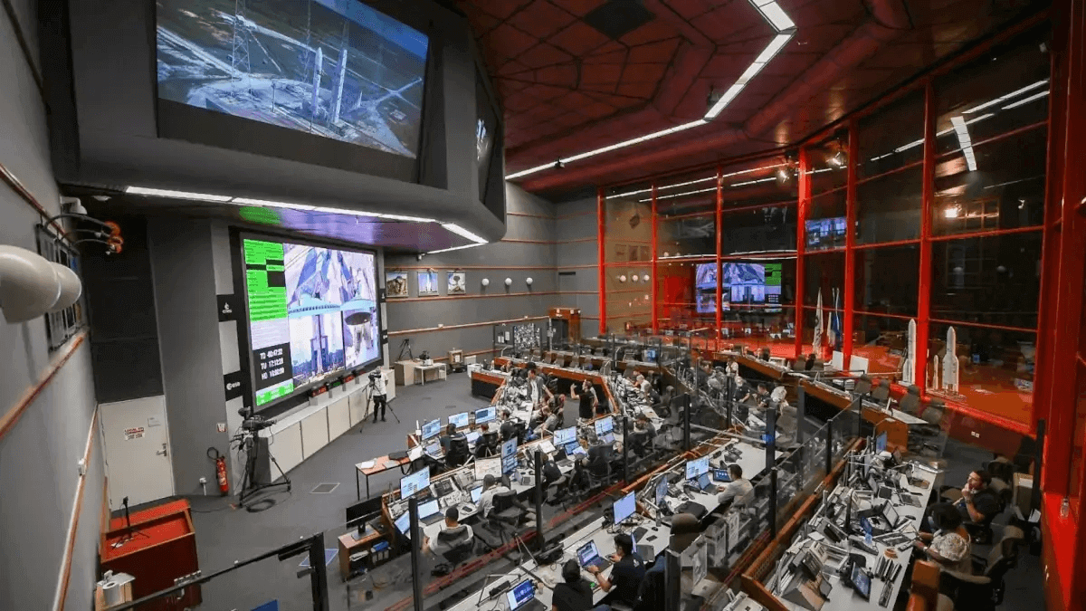 <p>Los técnicos de la base espacial de Kourou supervisan del Centro de Control de Misión Júpiter los momentos finales de la campaña de lanzamiento, el despegue y la misión al completo del Ariane 6 - PHOTO/CNES-Optique Video CSG-J. Odang </p>
<p> </p>