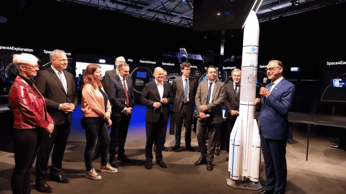 <p>En la Exhibición Aeroespacial Internacional celebrada en Berlín en junio, Josef Aschbacher puso de relieve ante el canciller alemán Scholz la importancia de la contribución de la industria espacial alemana al Ariane 6 - PHOTO/ESA-M. Polo </p>
<p> </p>