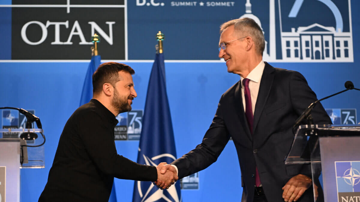 El secretario general de la OTAN, Jens Stoltenberg, estrecha la mano del presidente de Ucrania, Volodymyr Zelensky, durante una conferencia de prensa al margen de la Cumbre de la OTAN - ROBERTO SCHMIDT / AFP