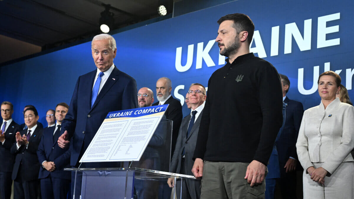El presidente de Estados Unidos, Joe Biden, y el presidente de Ucrania, Volodymyr Zelensky (derecha), asisten a la iniciativa del Pacto de Ucrania en el marco de la Cumbre de la OTAN - SAUL LOEB / AFP