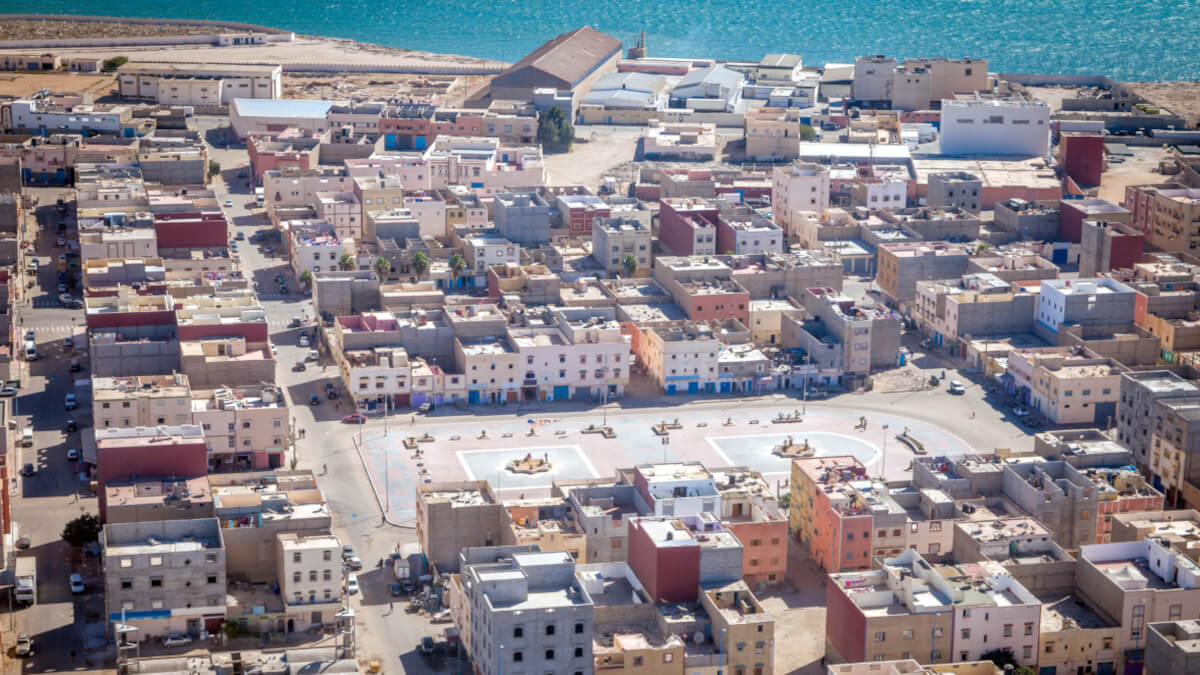 Vista aérea del centro turístico de la ciudad costera de Dajla, en el Sáhara Occidental, Marruecos - <a target="_blank" data-cke-saved-href="https://depositphotos.com/es/?/" href="https://depositphotos.com/es/?/">Depositphotos</a>