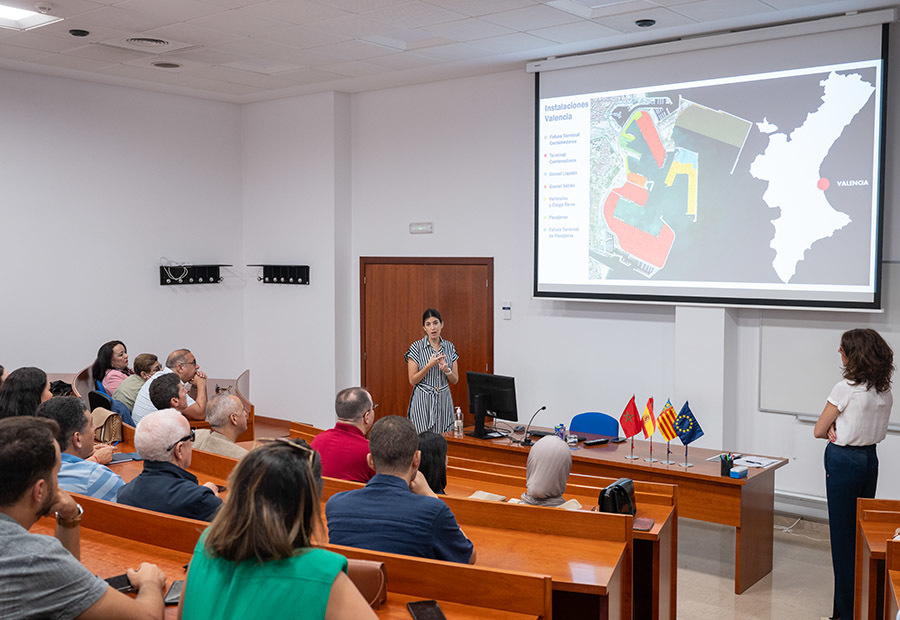<p>Delegación del Centro Regional de Inversiones de Tánger-Tetuán-Alhucemas en su visita a la Autoridad Portuaria de Valencia (APV) - PHOTO/ATALAYAR </p>