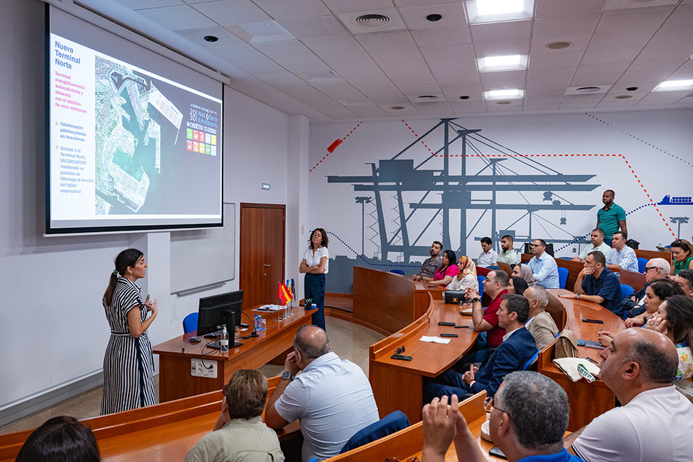 <p>Delegación del Centro Regional de Inversiones de Tánger-Tetuán-Alhucemas en su visita a la Autoridad Portuaria de Valencia (APV) - PHOTO/ATALAYAR </p>