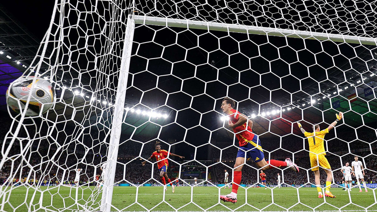 <p>Mikel Oyarzabal celebra el segundo gol de su equipo durante la final de la Eurocopa 2024 entre España e Inglaterra en el Olympiastadion en Berlín el 14 de julio de 2024 - AFP/ADRIAN DENNIS </p>