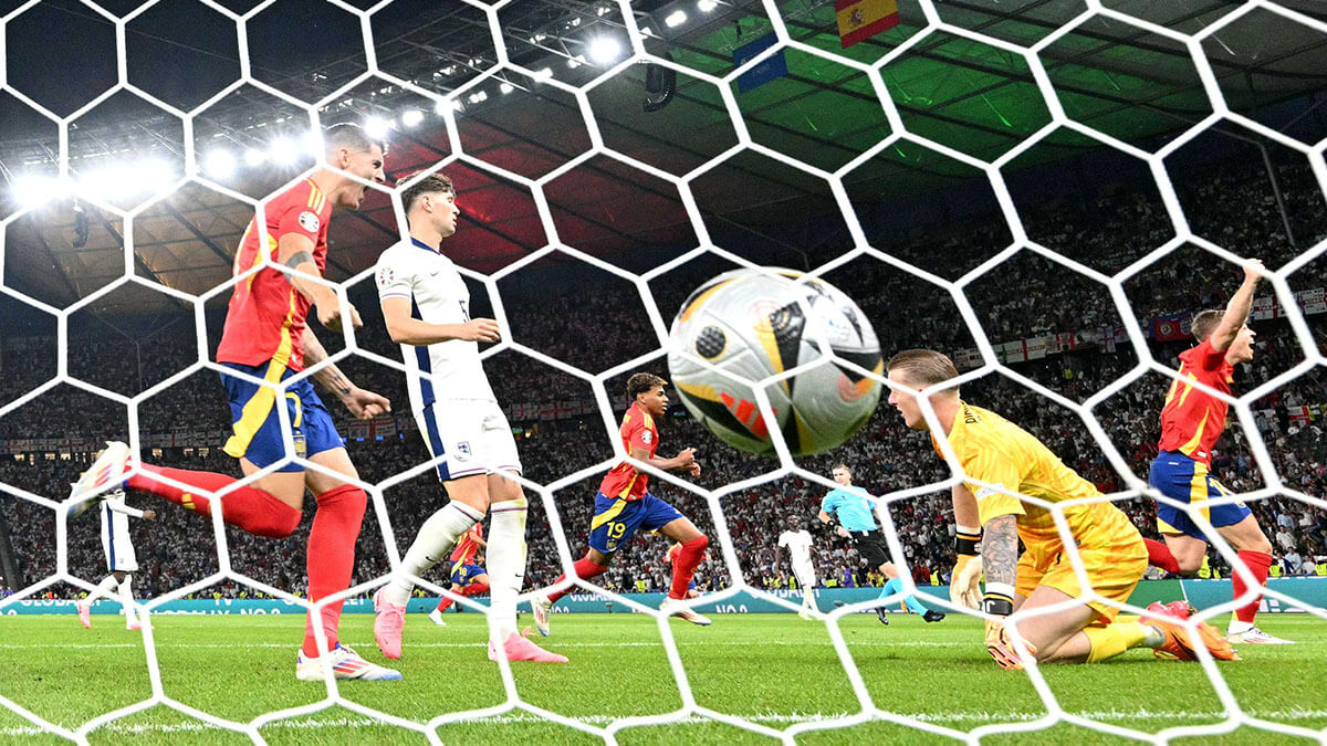 <p>El portero inglés Jordan Pickford encaja un gol del centrocampista Nico Williams durante el partido de fútbol de la final de la UEFA Euro 2024 entre España e Inglaterra en el Olympiastadion de Berlín el 14 de julio de 2024 - AFP/INA FASSBENDER</p>