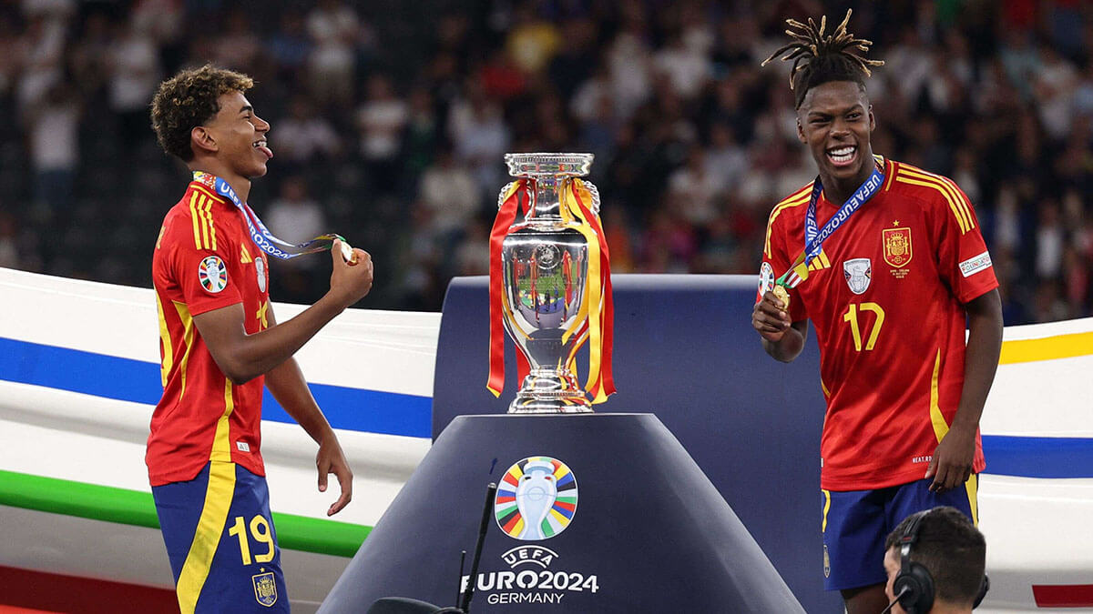 <p>Lamine Yamal y Nico Williams celebran en el podio después de ganar el partido de fútbol final de la UEFA Euro 2024 entre España e Inglaterra en el Olympiastadion de Berlín el 14 de julio de 2024 - AFP/ADRIAN DENNIS </p>