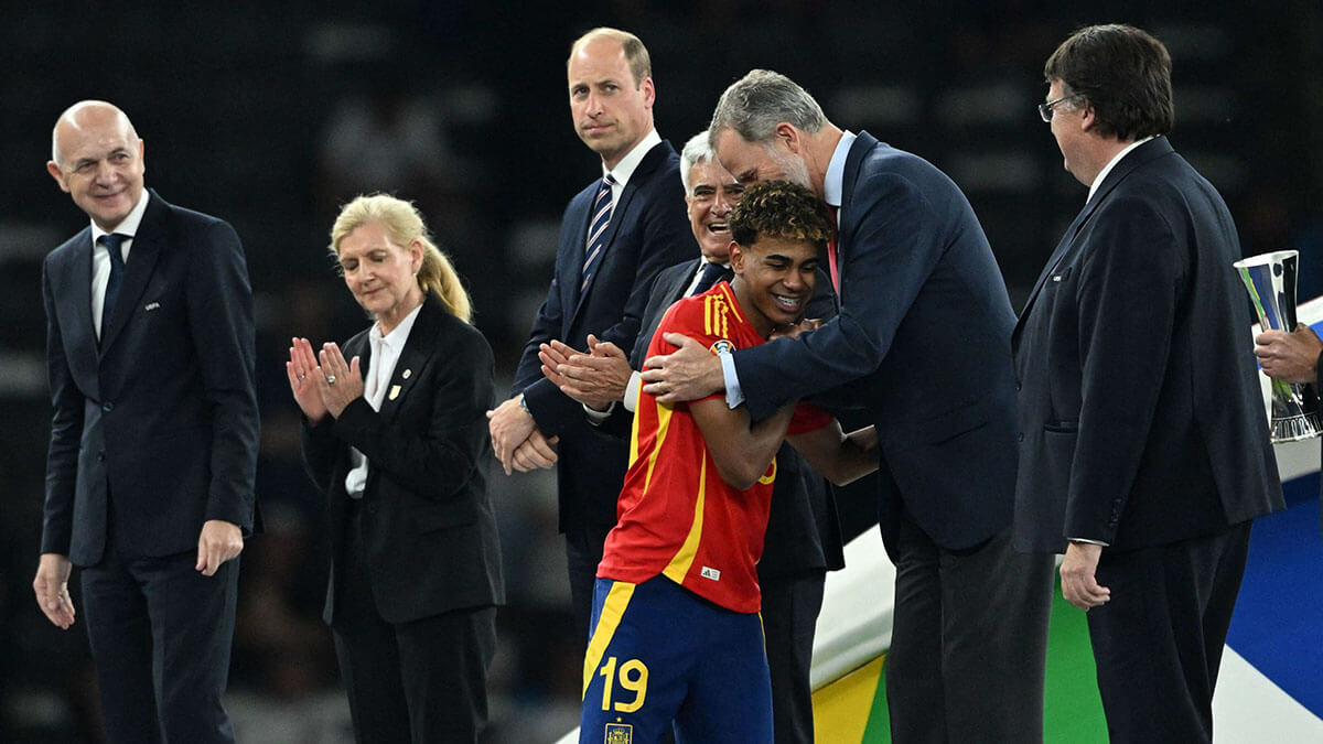 <p> Lamine Yamal saluda al rey Felipe VI de España después de ganar el partido final de la Eurocopa 2024 entre España e Inglaterra en el Olympiastadion en Berlín el 14 de julio de 2024 - AFP/INA FASSBENDER </p>